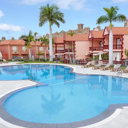 Kate Duque Fantastic With Lovely Pool *